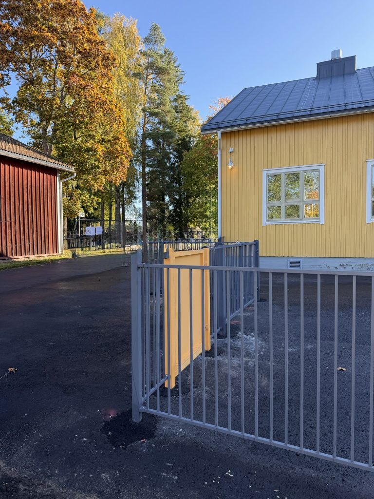 Koivulan kerhotalon pääsisäänkäynnin käynti- ja huoltoportti on asennettu vierekkäin